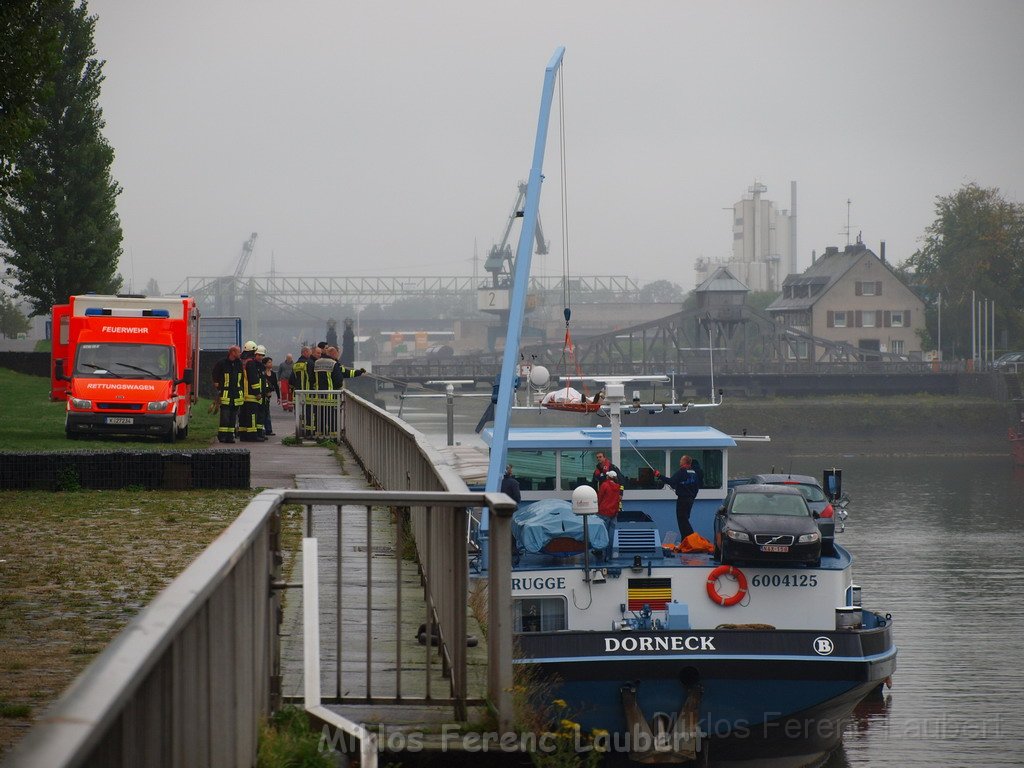 Bergung von Schiff Koeln Deutz nach Internistischen Notfall BF Koeln P10.JPG